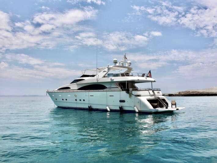 <b>Галерея</b>  Azimut 100 Jumbo Garí 