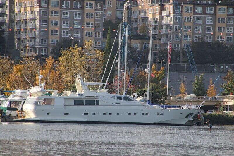 <b>Галерея</b>  Azimut 105 Yacht Or noir 