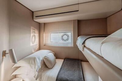 <b>Галерея интерьеров</b>  Azimut 68 FLYBRIDGE Crimson 