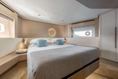 <b>Галерея интерьеров</b>  Azimut 68 FLYBRIDGE Crimson 