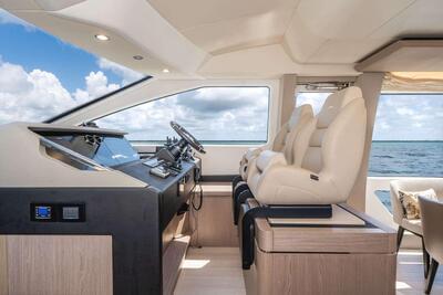 <b>Галерея интерьеров</b>  Azimut 72 FLYBRIDGE Prom Date 