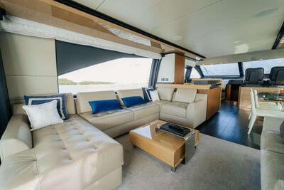 <b>Галерея интерьеров</b>  Azimut 72 FLYBRIDGE Venture 