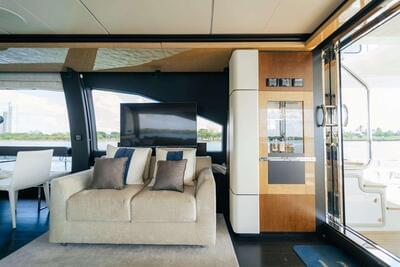 <b>Галерея интерьеров</b>  Azimut 72 FLYBRIDGE Venture 