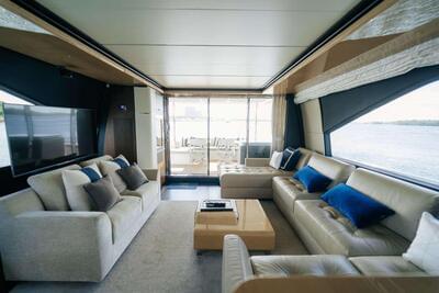 <b>Галерея интерьеров</b>  Azimut 72 FLYBRIDGE Venture 