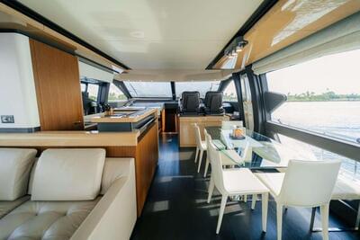 <b>Галерея интерьеров</b>  Azimut 72 FLYBRIDGE Venture 