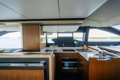 <b>Галерея интерьеров</b>  Azimut 72 FLYBRIDGE Venture 