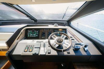 <b>Галерея интерьеров</b>  Azimut 72 FLYBRIDGE Venture 