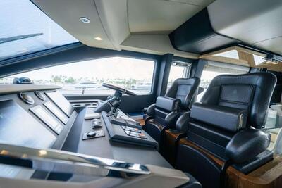 <b>Галерея интерьеров</b>  Azimut 72 FLYBRIDGE Venture 