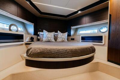 <b>Галерея интерьеров</b>  Azimut 72 FLYBRIDGE Venture 