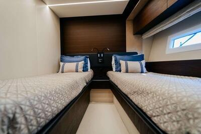 <b>Галерея интерьеров</b>  Azimut 72 FLYBRIDGE Venture 