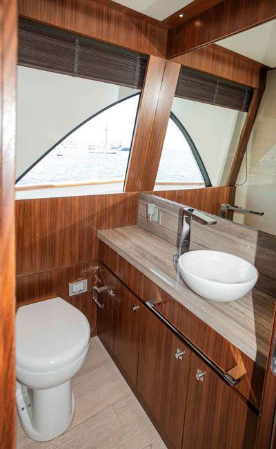 <b>Галерея интерьеров</b>  Ferretti Custom Line Navetta 26 Nur 