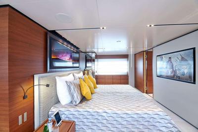 <b>Галерея интерьеров</b>  Ferretti Custom Line Navetta 33 Mac One 