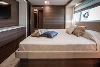 <b>Галерея интерьеров</b>  Ferretti Custom Line Navetta 37 Eros 