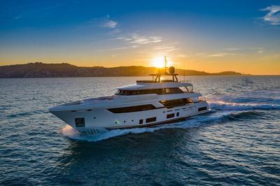 <b>Галерея</b>  Ferretti Custom Line Navetta 37 Eros 