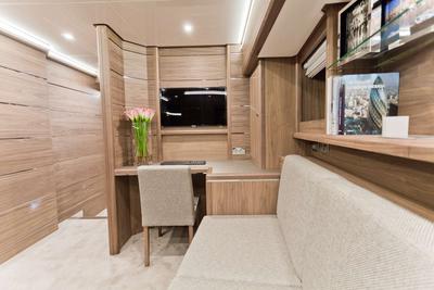 <b>Галерея интерьеров</b>  Wim van der Valk Flybridge 23m Falcon 