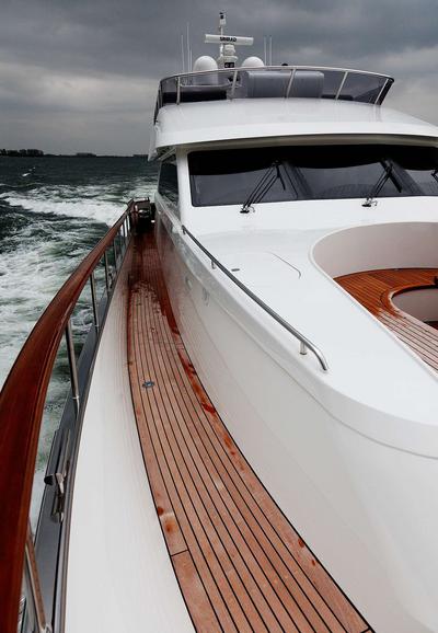 <b>Галерея</b>  Wim van der Valk Flybridge 23m Falcon 