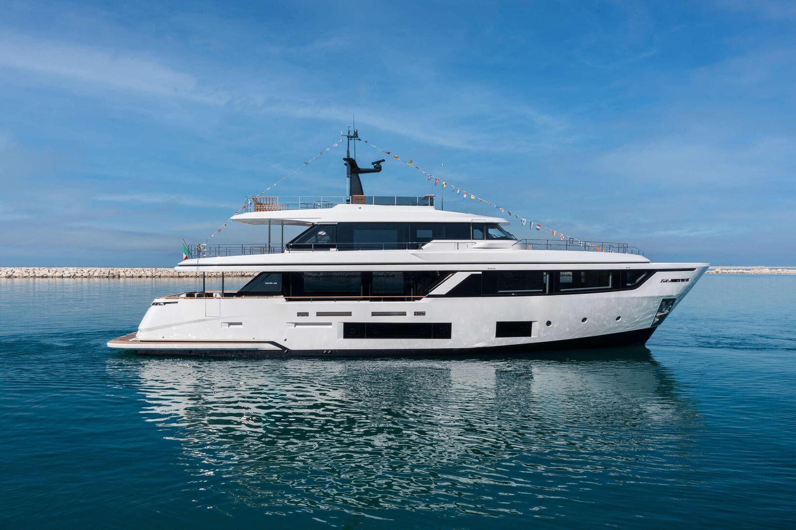 Custom Line Navetta 30: The Top-Selling Epitome of Timeless and Made-to-Measure Elegance